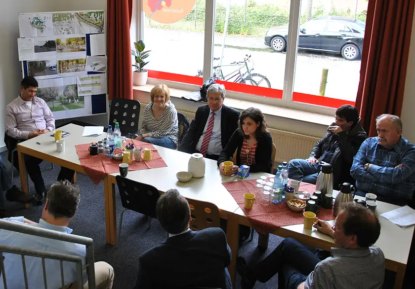 Bürgmeister Böhrnsen erörtert mit den Beteiligten die Planungen für das Fördergebiet Huckelriede/Sielhof