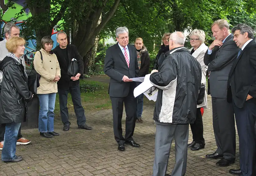 Manfred Corbach (vorne), Gewoba Geschäftsbereichsleiter, erläutert Bürgermeister Jens Böhrnsen das Projekt „Erlebnisfläche Thedinghauser Straße“