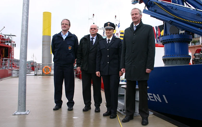 Bei der Indienstnahme der „Bremen 1“: Karl-Heinz Knorr, Leiter der Feuerwehr Bremen, Innensenator Ulrich Mäurer, Taufpatin Claudia Werner und Polizeipräsident Lutz Müller