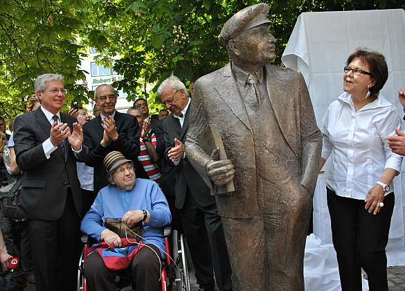 Freuen sich über das neue Wilhelm-Kaisen-Denkmal: Bürgermeister Jens Böhrnsen, Volker Kröning und Ilse Kaisen. Rechts die Künstlerin Christa Baumgärtel