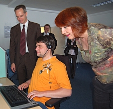 Jochen Ehlers (Mitte) vom Bürgertelefon Bremen zeigt Bürgermeisterin Karoline Linnert (rechts) und Bernhard Havermann (Geschäftsführer des Integrationsfachdienstes Bremen), wie er die für die Telefonauskunft notwendigen Informationen mit den Fingern auf einer speziellen Braillezeile liest