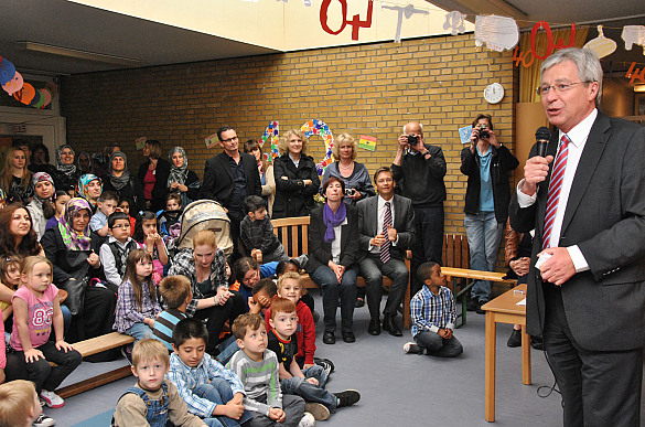Bürgermeister Jens Böhrnsen gratuliert dem Kinder- und Familienzentrum Schwarzer Weg zum 40-jährigen Bestehen.