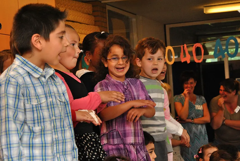 Die Kinder der Roten Gruppe rappen das Motto des Festes: „Einmal um die ganze Welt“.
