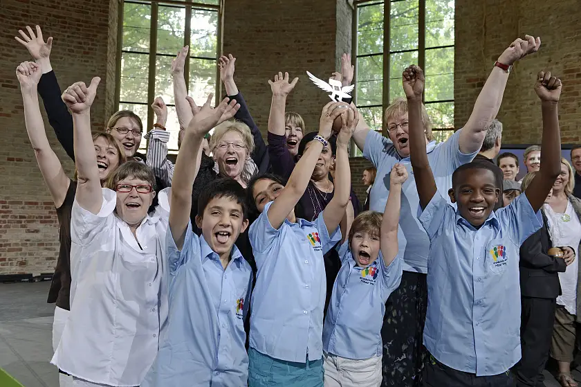 Schülerinnen und Schüler freuen sich über den Preis