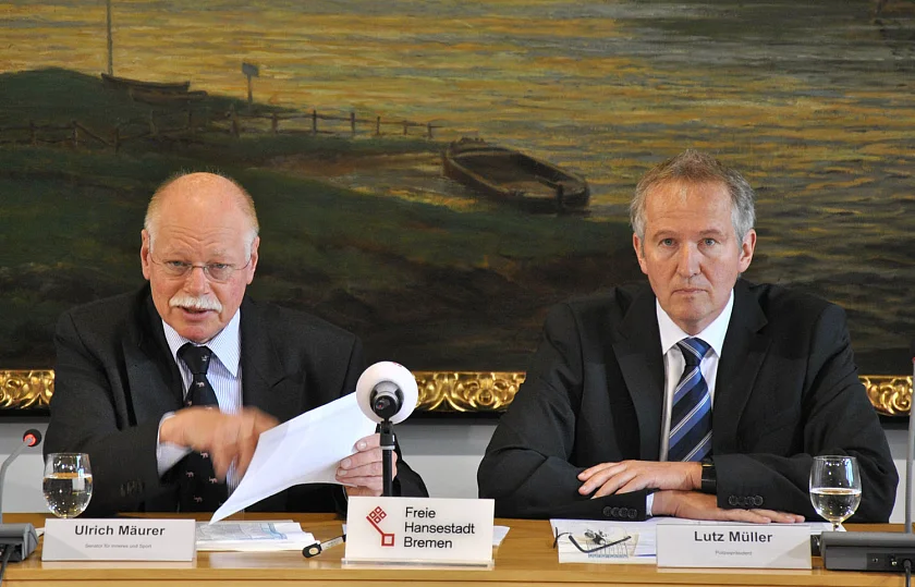 Innensenator Ulrich Mäurer und Polizeipräsident Lutz Müller während der Senatspressekonferenz im Bremer Rathaus.