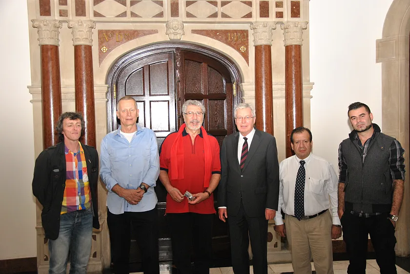 Jens Böhrnsen mit den kolumbianischen Gewerkschaftsvertretern Tarsicio Mora Godoy (3.v.l.), Miguel Enrique Morantes Sabogal (2.v.r.) und Guillermo Antonio Correa Montoya (re.) sowie zwei Gewerkschaftsvertretern aus Bremen und Berlin.