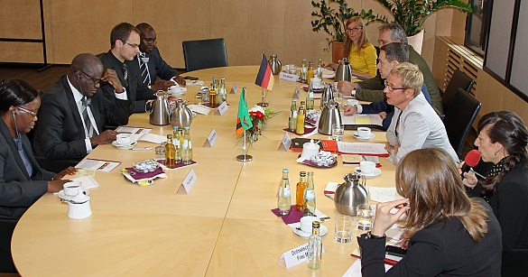 Informationsgespräch im Bundesrat zwischen der Delegation aus Sambia und der Bevollmächtigten Bremens beim Bund, Prof. Dr. Eva Quante-Brandt.
