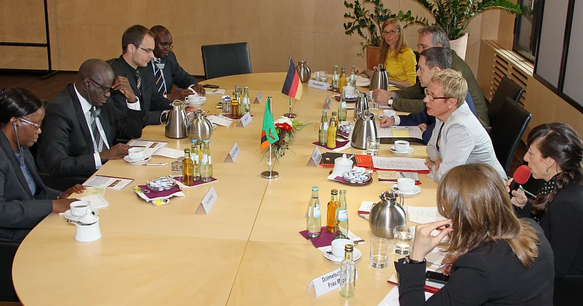 Informationsgespräch im Bundesrat zwischen der Delegation aus Sambia und der Bevollmächtigten Bremens beim Bund, Prof. Dr. Eva Quante-Brandt.
