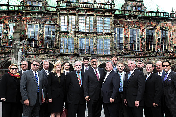 Die Delegation aus Alabama und die Bremer Wirtschaftsförderer vor dem Bremer Rathaus