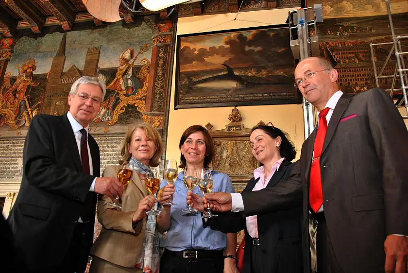 Anstoßen mit Saft und Wasser nach der erfolgreichen Aktion: Bürgermeister Böhrnsen, Dagmar Löbert (Ortskuratorium Bremen der DSD), Aika Schnacke (Restauratorin), Dr. Ursula Schirmer (Deutsche Stiftung Denkmalschutz Bonn) und Prof. Dr. Skalecki (v.li.).