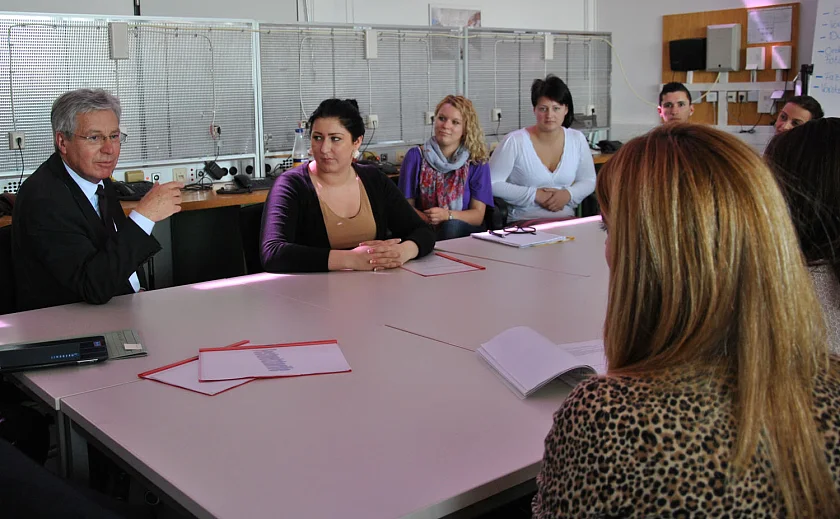 Bürgermeister Jens Böhrnsen im Gespräch mit den Auszubildenden im Bereich Dialogmarketing