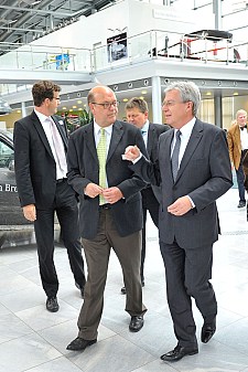 Im Gespräch: Bürgermeister Manfred Cordes, Oyten und Bürgermeister Jens Böhrnsen, Bremen, im Hintergrund Dr. Dirk Kühling (beim Senator Wirtschaft und Häfen) und Senator Dr. Lohse