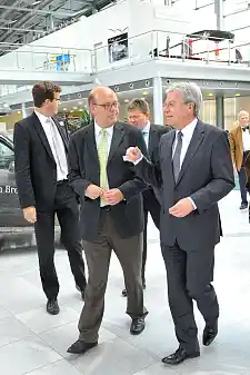 Im Gespräch: Bürgermeister Manfred Cordes, Oyten und Bürgermeister Jens Böhrnsen, Bremen, im Hintergrund Dr. Dirk Kühling (beim Senator Wirtschaft und Häfen) und Senator Dr. Lohse