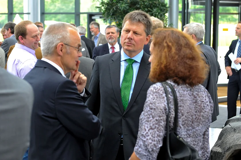 Senator Dr. Lohse im Gespräch mit Bürgermeister Willy Hollatz, Lilienthal und der Kommunalpolitikerin Gisela Velde-Gestrich 