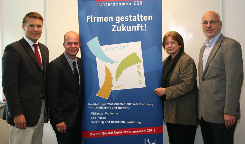 Kick-off von 'unternehmen CSR': v.l.n.r. Andreas Berghöfer vom Starterunternehmen roha Arzneimittel GmbH, Martin Schulze von der ‘initiative umwelt unternehmen‘, Umweltstaatsrätin Gabriele Friderich und Prof. Dr. Georg Müller-Christ, Projektleiter der virtuellen Akademie an der Universität Bremen