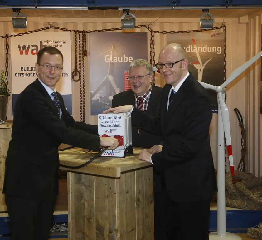 "von links: Senator Martin Günthner, Messeveranstalter Jens Eckhoff, WAB-Geschäftsführer Ronny Meyer suchen den Netzanschluß"