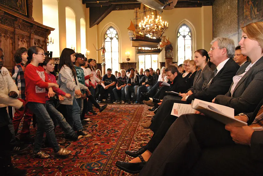 Eine beteiligte Kindergruppe trägt ein eigens eingeübtes Stück zum Thema Toleranz und Selbstbewustsein in der Oberen Rathaushalle vor