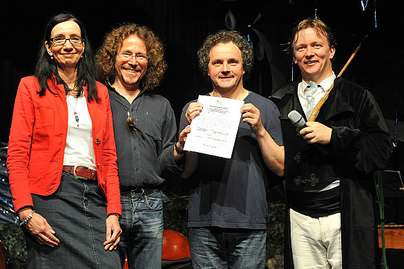 Kultur-Staatsrätin Carmen Emigholz überreichte die Auszeichnung zum "Projekt des Jahres" an Stefan Uhlig (Haus im Park) sowie Nicolas und David Jehn (von links)