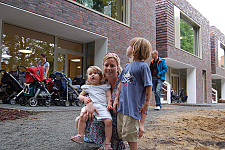 Nina Goetz mit Tochter Friederike (1 Jahr) und Sohn Jonathan (5) vor der neuen Kita. 