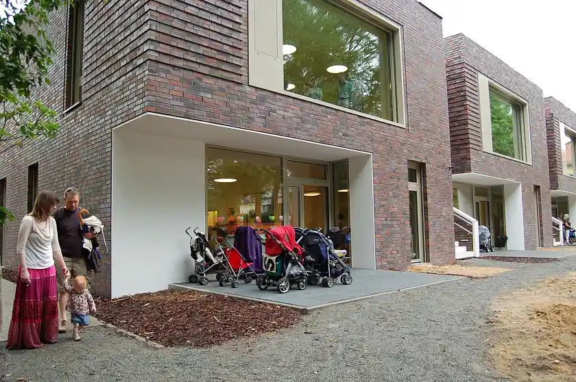 Familie Tack auf dem Weg in die Kita: Tochter Paula (16 Monate), Vater Gunnar und Mutter Monika.