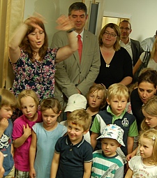 Senatorin Stahmann im Kreis von Kindern in der Kita.