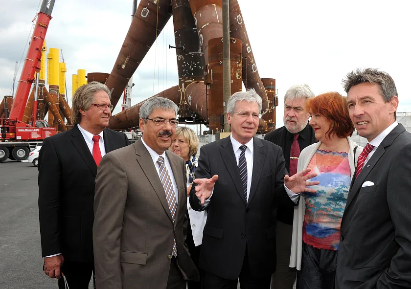 Besichtigung des Offshore-Windenergieumschlags im Bremerhavener Kaiserhafen: In der vorderen Reihe - Oberbürgermeister Melf Grantz, Bürgermeister Jens Böhrnsen, Finanzsenatorin Karoline Linnert und der Geschäftsführer der BLG Wind, Andreas Wellbrock. (v.l.n.r.)
