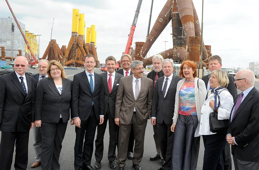 Die Senats- und Magistratsmitglieder bei der Besichtigung des Offshore-Windenergieumschlags im Bremerhavener Kaiserhafen mit dem Geschäftsführer der BLG Wind, Andreas Wellbrock (5. v.l.)