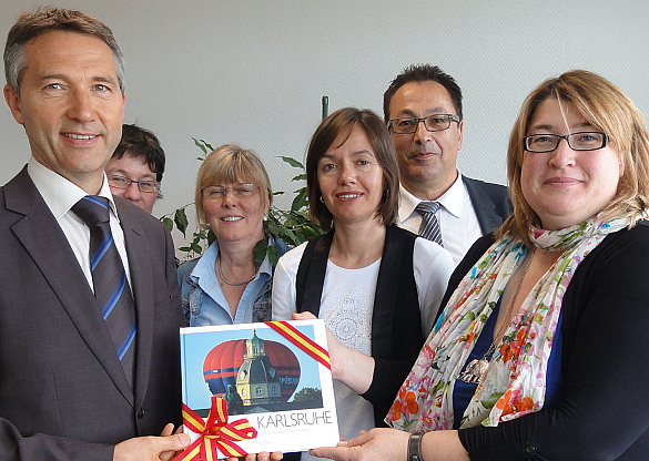 Der Karlsruher Sozialbürgermeister Dr. Martin Lenz überreicht der Bremer Sozialsenatorin Anja Stahmann ein Buch der Stadt Karlsruhe