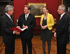 Bürgermeister Böhrnsen überreicht dem neuen Honorarkonsul (2.v.l.) im Kaminsaal des Rathauses die Ernennungsurkunde. Mit dabei: Kirsten Bonke von den Bremer Wirtschaftsjunioren und Vizedoyen Hylke Boerstra (r.)