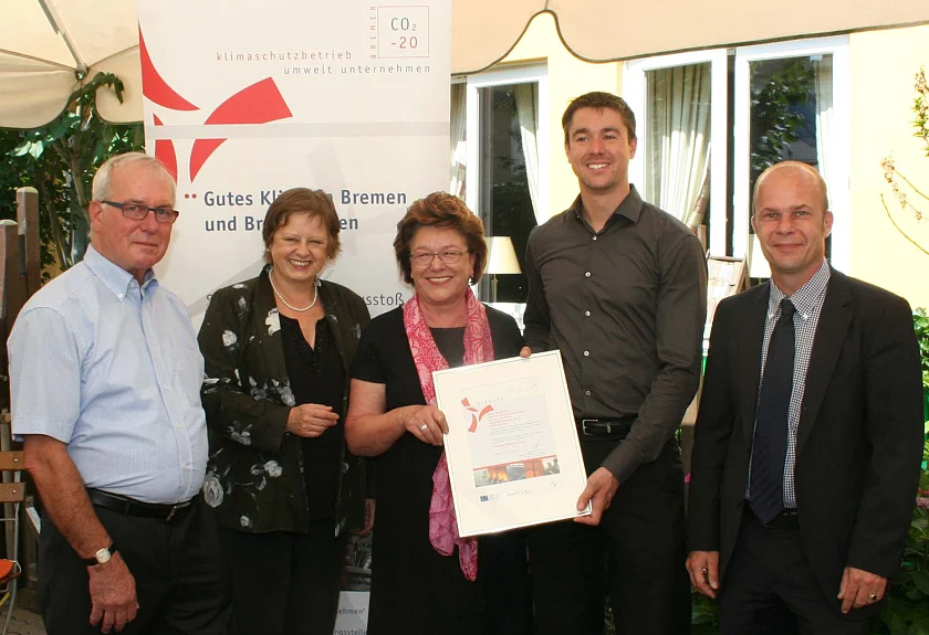 Freuen sich über die Auszeichnung als "Klimaschutzbetrieb CO2 - 20" 2012: Umweltstaatsrätin Gabriele Friderich, Christel, Lothar und Nils Plewnia, Geschäftsführung Hotel Westfalia,  sowie Projektleiter Martin Schulze.