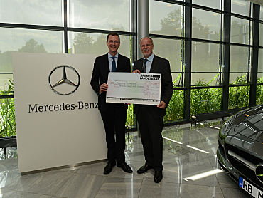 Senator Günthner überreicht den Scheck zum Preis Betriebliches Eingliederungsmanagement an Mercedes-Werksleiter Andreas Kellermann (li.)