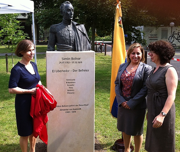 Freuten sich über die Aufstellung der restaurierten Skulptur Simon Bolivars an der Universität Bremen: Rose Pfister vom Senator für Kultur, Venezuelas Generalkonsulin Briceno und Konrektorin Karakasoglu.