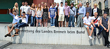 Gruppenfoto vor der Bremer Landesvertretung