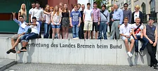 Gruppenfoto vor der Bremer Landesvertretung