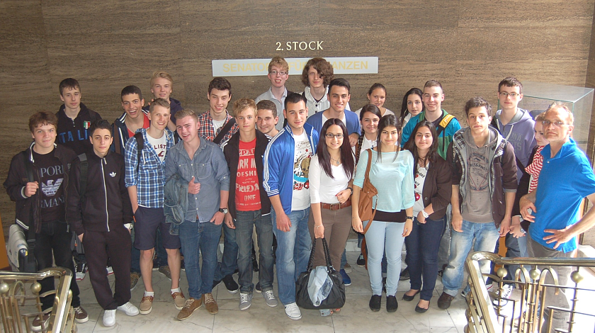 Die Obervieländer Schülerinnen und Schüler mit Lehrer Ulrich Maas im Haus des Reichs, dem Dienstsitz der Finanzsenatorin