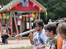 Partystimmung bei den Kleinsten: Hier wird angestoßen auf das neue Spielhaus. Natürlich mit gesunder Früchtebowle.