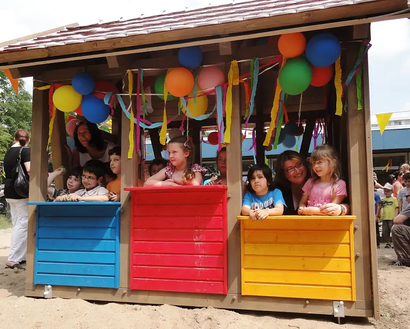 Einweihungsparty für das Spielhaus an der Mülheimer Straße: Auch Kita-Leiterin Sabine Hoborn (links) und Senatorin Anja Stahmann feiern mit.
