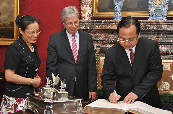 Parteisekretär Jun Tang trägt sich in das Goldene Buch der Freien Hansestadt Bremen ein.