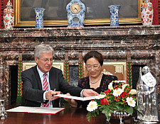 Bürgermeister Jens Böhrnsen und Aihua Cao, Vize-Bürgermeisterin der Volksregierung der Stadt Dalian bei der Unterzeichnung der Rahmenvereinbarung. 