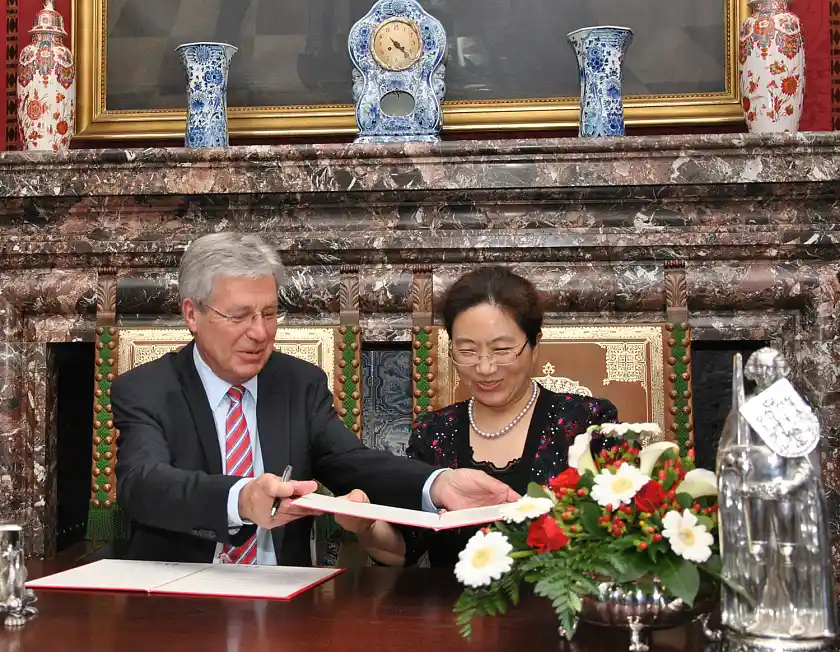 Bürgermeister Jens Böhrnsen und Aihua Cao, Vize-Bürgermeisterin der Volksregierung der Stadt Dalian bei der Unterzeichnung der Rahmenvereinbarung. 