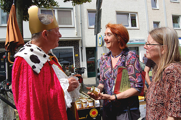 Bürgermeisterin Linnert (Mitte) im Gespräch mit "Bienenkönig" Heiner Lenz und Cecilie Eckler-von Gleich