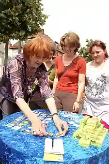 Karoline Linnert probiert das neue Memoryspiel aus