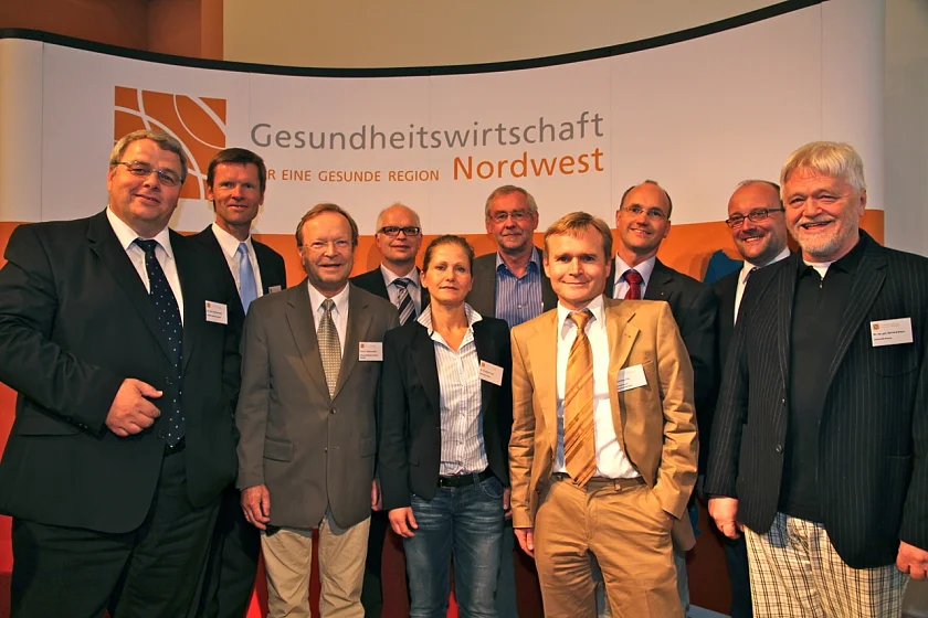 Die Referenten der Regionalkonferenz Gesundheitswirtschaft Nordwest 2012: v.l.n.r: Dr. Jörg Herrmann, Direktor des Instituts für Krankenhaushygiene in Oldenburg, Michael Lempe, Sprecher des Vorstands Gesundheitswirtschaft Nordwest e.V., Prof. Dr. Thomas Blaha, Tierärztliche Hochschule Hannover, Ansgar Rudolph, Geschäftsführer Gesundheitswirtschaft Nordwest e.V., Dr. Christiane Cuny, Robert-Koch-Institut, Dr. Johann Böhmann, Chefarzt der Klinik für Kinder- und Jugendmedizin am Klinikum Delmenhorst, Dr. Matthias Pulz, Präsident Niedersächsisches Landesgesundheitsamt, Dr. Boris Oberheitmann, Geschäftsführer Q-Bioanalytic GmbH, Dr. Robin Köck, Institut für Hygiene am Universitätsklinikum Münster, Dr. Bernhard Braun, Zentrum für Sozialpolitik der Universität Bremen