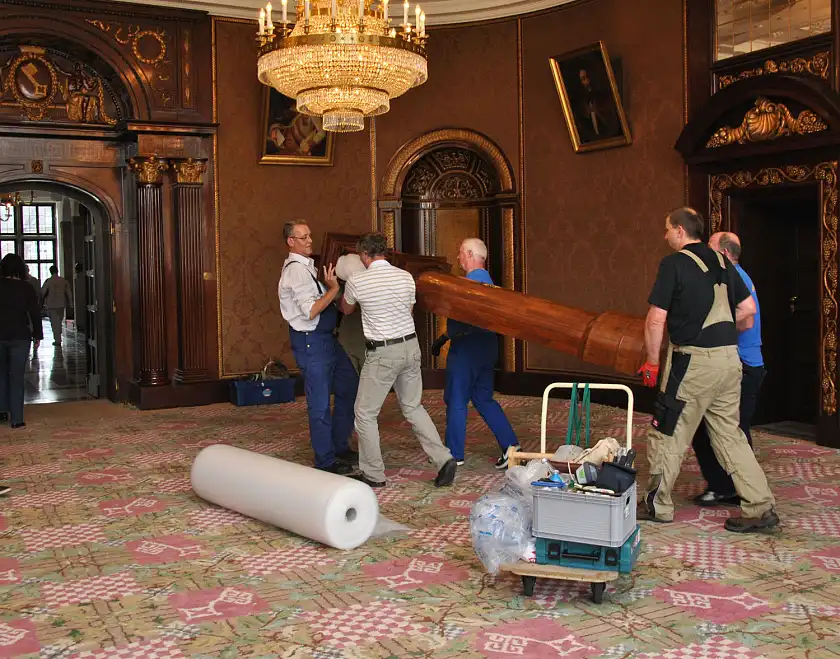 Auch die kostbare Wanduhr musste wegtransportiert werden