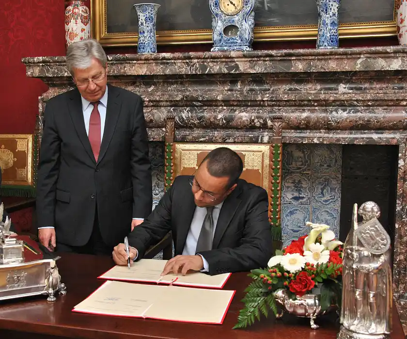 Bürgermeister Jens Böhrnsen und Romano Hanstein bei der Unterzeichnung der Rahmenvereinbarung