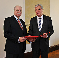 Bürgermeister Jens Böhrnsen und Herbert Wulfekuhl (von rechts)
