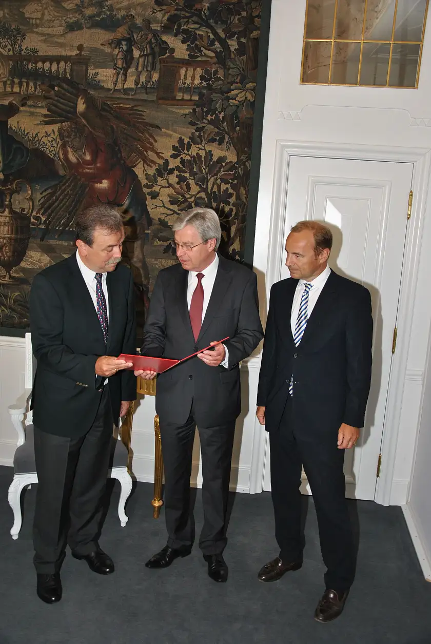 Bürgermeister Jens Böhrnsen (Mitte) überreicht Haro Helms die Ernennungsurkunde zum Honorarkonsul Brasiliens. Rechts im Bild Honorarkonsul Hans-Christoph Enge, Doyen des Konsularischen Korps.