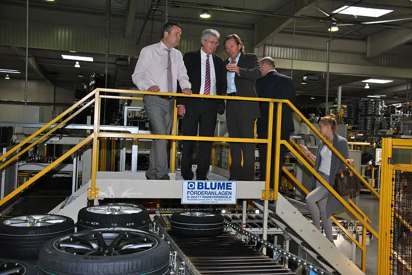 Inmitten der Reifenherstellung Betriebsleiter Bremen H. Buss, Bürgermeister Böhrnsen und Martin Schedl, geschäftsführender Gesellschafter der Schedl Automotive System Service GmbH