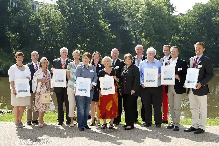 Gabriele Friderich, Staatsrätin im Umweltressort (Bildmitte), begrüßte die acht neuen Firmen in der 'partnerschaft umwelt unternehmen': (v.l.n.r.) WS Verwaltungs GmbH, Grotelüschen & Weber AG, havenhostel Bremerhaven, Prinz Linie, büro A, spb Systemorientierte Planungs- und Beratungsgesellschaft mbH, Joke Event AG und roha Arzneimittel GmbH 