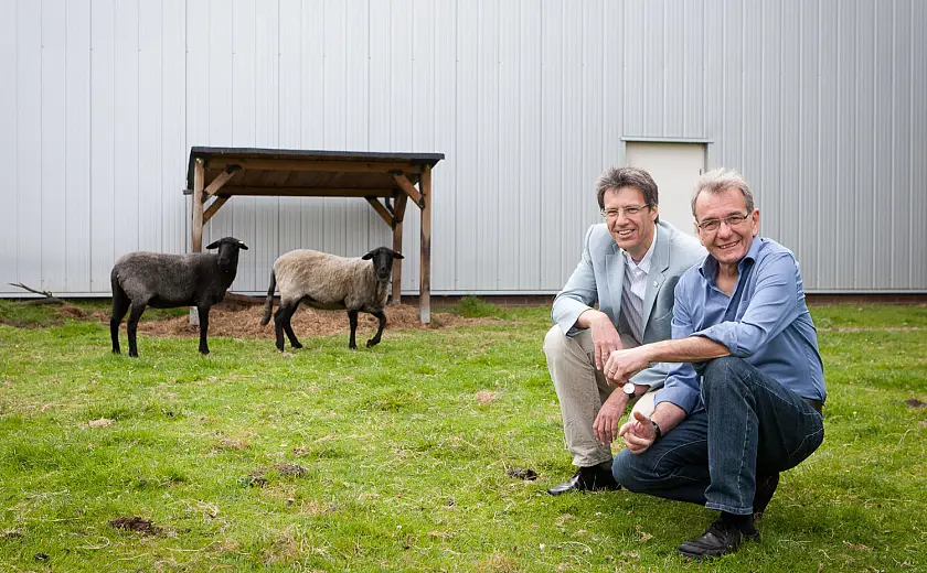 Sie schaffen Raum für mehr Natur in Unternehmen: Bernd Schmidt, Geschäftsführer der Kronwald Drucklufttechnik (rechts im Bild), und  Martin Rode, Geschäftsführer des BUND-Bremen, gaben stellvertretend für die 'partnerschaft umwelt unternehmen' den Startschuss zur neuen Gemeinschafts-Kampagne "Orte der biologischen Vielfalt"